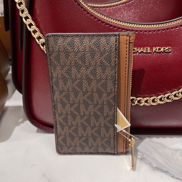 Michael Kors Jet Set Travel Medium Top Zip Card Case Wallet

Brown 
NWT - Picture 7 of 16